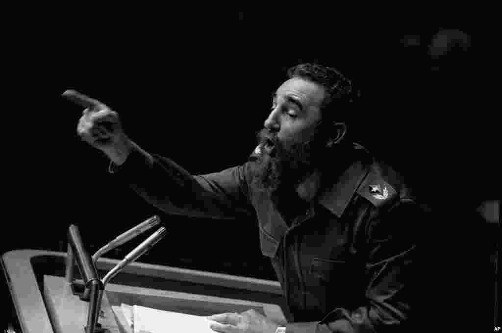 Trong bức hình đề ngày 12 tháng 10 năm 1979, Chủ tịch Cuba Fidel Castro đọc một bài diễn thuyết dài dòng trước Đại hội đồng Liên Hiệp Quốc tại New York. 