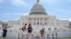 Туристи біля будівлі Капітолія США. В американській столиці гаряче не лише на вулиці, але і на дебатах по Україні в середині головного законодавчого органу США.