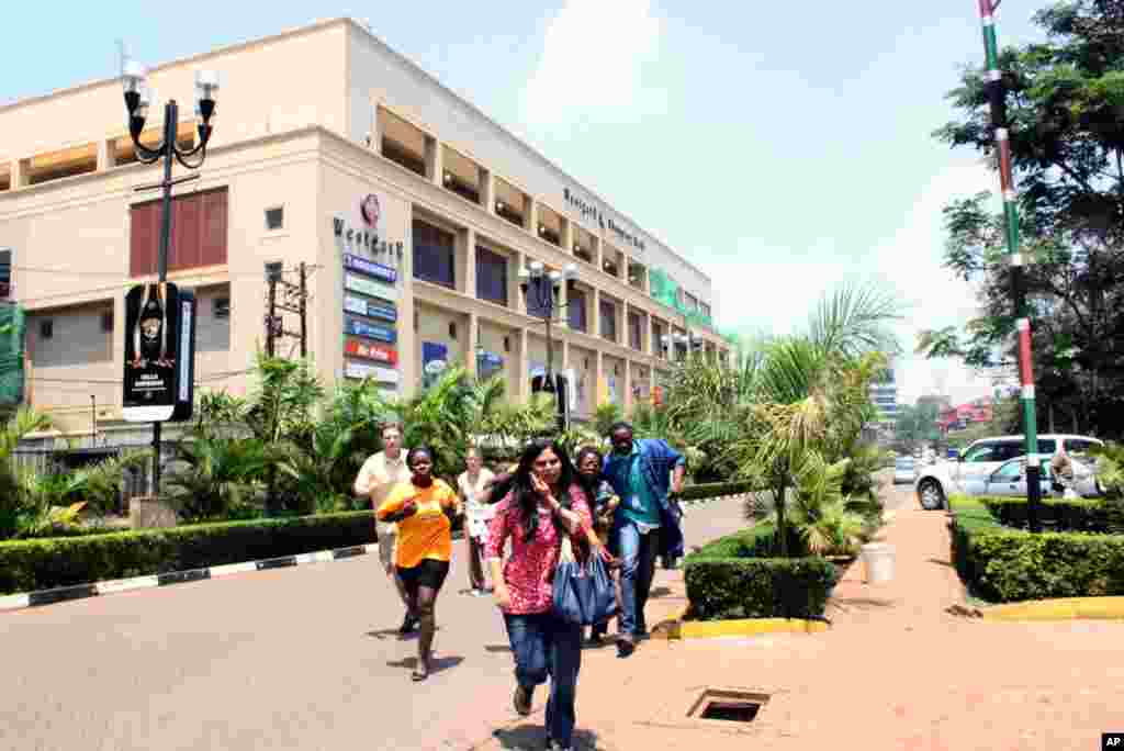 Những người chạy thoát khỏi khu thương xá Westgate, ngày 21/9/2013.