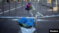 人们在波士顿马拉松终点线附近摆放鲜花，哀悼爆炸案死难者。