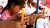 Bé gái bị HIV dương tính cầu nguyện ở thủ đô Phnom Penh.