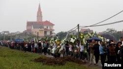 Người dân đưa tiễn linh cữu Hoàng Văn Tiếp và Nguyễn Văn Hùng, 2 trong số 39 nạn nhân chết ở Anh, ra nghĩa trang tại quê nhà ở Nghệ An vào ngày 28/11/2019. 