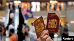 一名香港示威者在反对港版国安法的抗议中手举英国国民海外护照。（2020年6月1日）