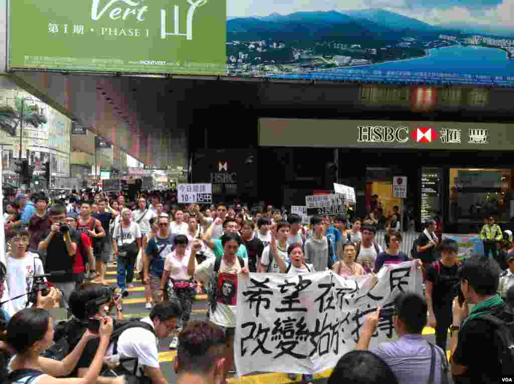 香港学联大专界罢课星期三继续在添马公园举行(美国之音图片/海彦拍摄)