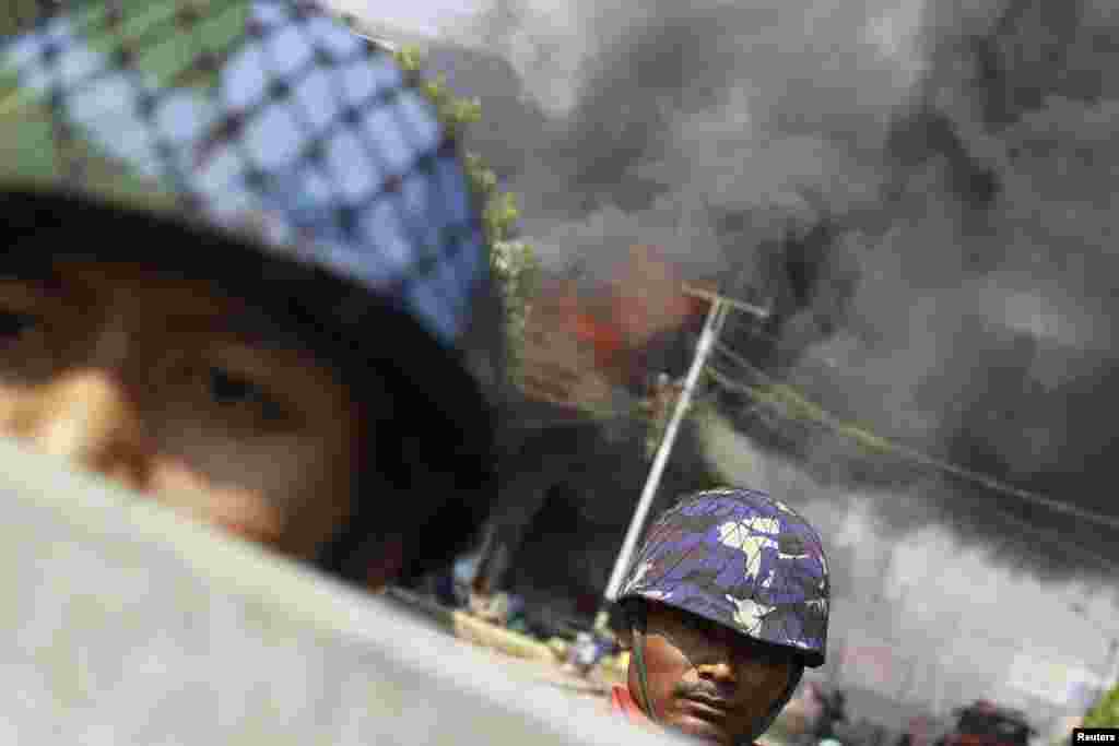 2013年3月22日，密铁拉爆发族群骚乱后，当局出动警力提供安全。