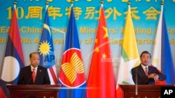 中国外长王毅（右）和泰国外长素拉蓬8月29日在北京的记者会上