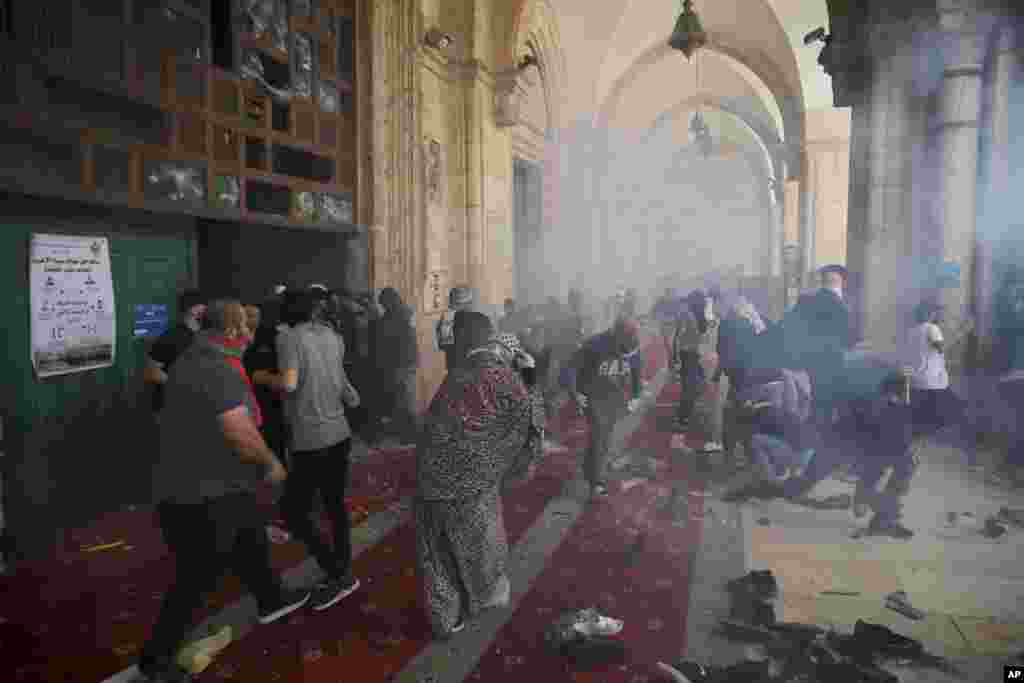 Palestinians clash with Israeli security forces at the Al Aqsa Mosque compound in Jerusalem's Old City.