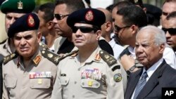Tướng Abdel Fattah el-Sissi (giữa/Ảnh tư liệu.)
