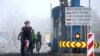 Фото: вперше без затримок велосипедисто проїжджає кордон Хорватії та Солвенії, 1 січня 2023 року (AP Photo/Armin Durgut)