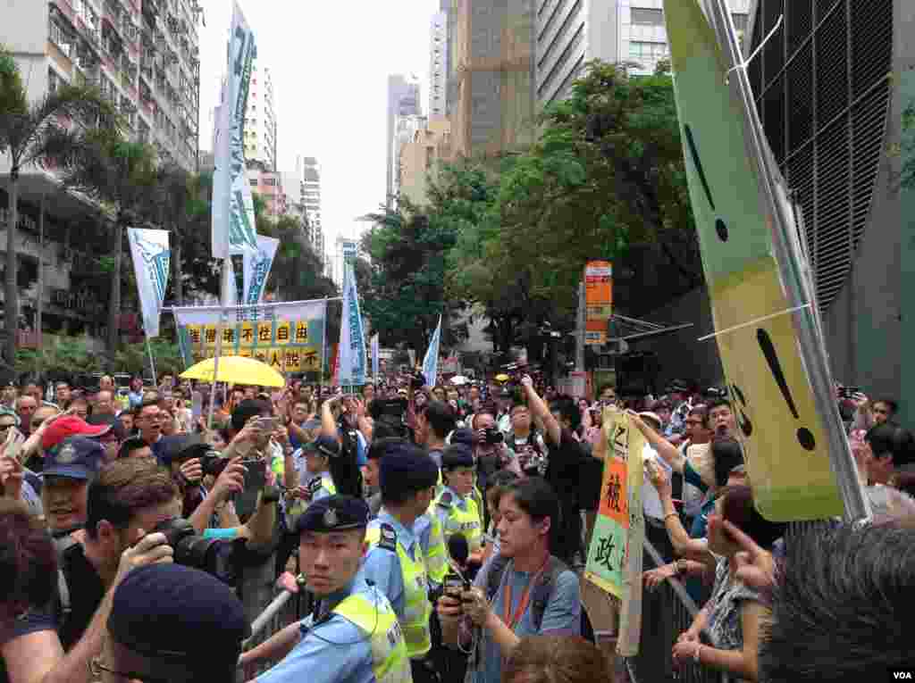 香港泛民多个政党和团体周六声援铜锣湾书店店长林荣基(美国之音海彦拍摄)