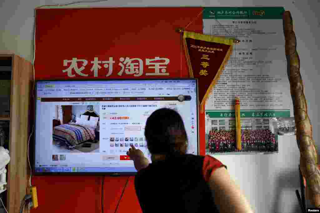 客户在中国浙江省桐庐毓兆村的一个农村服务中心点击电子屏幕上的淘宝网站(2015年7月20日)。2018年1月12日,美国贸易代表办公室公布了“恶名市场”名单,中国电商巨头阿里巴巴旗下的淘宝网再次入榜。美国政府每年都会公布世界各地纵容销售假货以及忽视其它侵犯知识产权行为的实体和网上市场。淘宝网去年今年两次上了黑名单。这次被列入“恶名市场”的有全球25家网上市场和18家实体市场,包括中国的六家实体市场、加拿大多伦多附近号称“北美最大华人室内购物商场”的太古广场(Pacific Mall)和俄罗斯的社交媒体网络VKontakte.com。