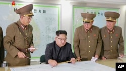 朝鲜官媒视频截图显示金正恩在平壤听取军队汇报。