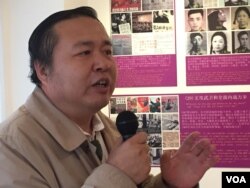 图片展总撰稿人李伟东（美国之音方冰拍摄）