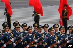 在人民大会堂东门外广场为美国总统川普举行的欢迎典礼上，三军仪仗队呼喊着行进（2917年11月9日）