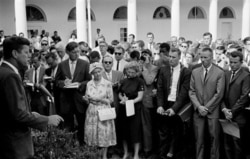1961年8月28日，当时的美国总统约翰肯尼迪在白宫的玫瑰园向和平队的队员发表讲话。