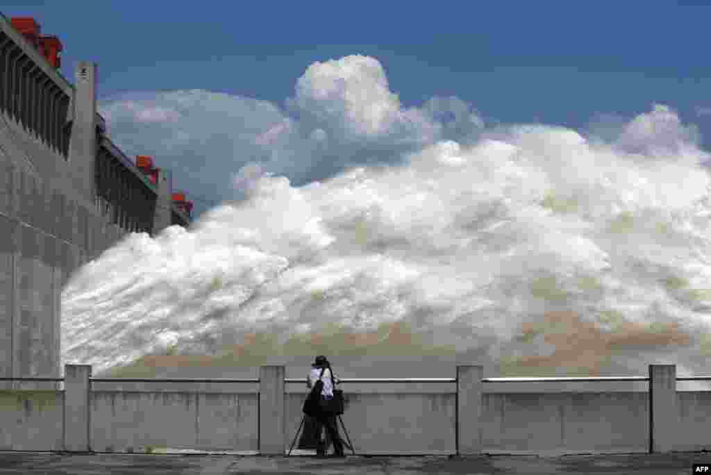 2014年9月3日,湖北宜昌,由于长江上游地区降雨过多,入库水量太大,三峡大坝开闸放水,以降低水库的水位。三峡大坝是否加剧了下游地区涝灾旱灾的问题引起争议。 北大法学教授贺卫方表示:“当年论证三峡大坝的好处就是可以有效地控制下游水量。现在的情况正好反过来:下游干旱时,大坝需要蓄水;下游闹水灾时,三峡却需要泄洪。” 但三峡工程几个部门主管曾经声称没有泄洪 。专家们也论证三峡水库截住了部分洪水,减轻了下游区域的抗洪压力。