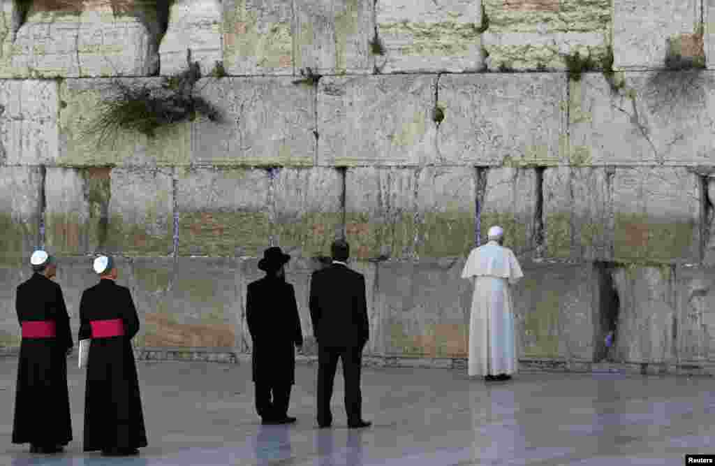 Đức Giáo Hoàng thăm Bức tường phía Tây ở thành phố cổ Jerusalem, ngày 12/5/2009.