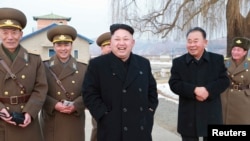 朝鲜领导人金正恩视察朝鲜人民军空军（资料照）