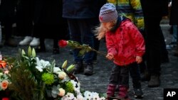 Прага горює після трагічної стрілянини. AP Photo/Denes Erdos
