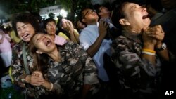 泰国王宫宣布国王普密蓬·阿杜德逝世的消息后，泰国人痛哭（2016年10月13日）
