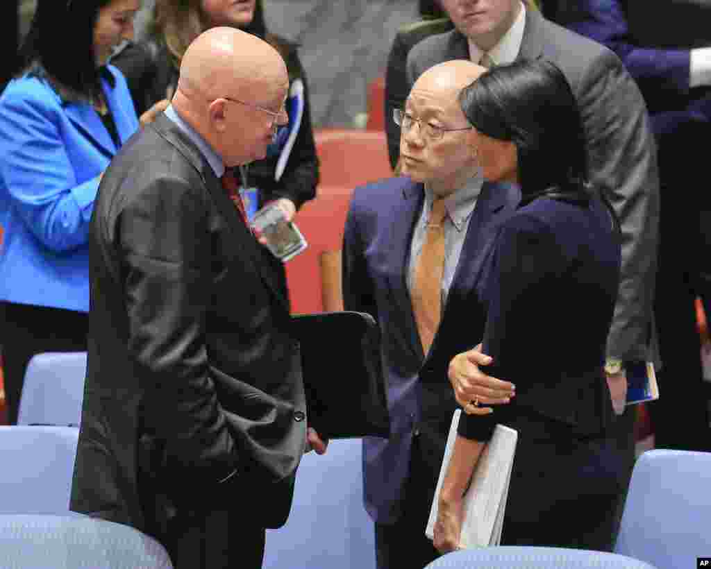 三位驻联合国大使在核不扩散问题会议后磋商,右起:美国常驻联合国代表妮基·黑利,中国常驻联合国代表刘结一 ,俄罗斯常驻联合国代表瓦西里·涅边贾 。