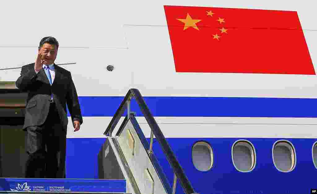 2018年9月11日中国国家主席习近平走下飞机,他抵达俄罗斯符拉迪沃斯托克参加东方经济论坛。2017年7月习近平访问莫斯科时,普京授予习近平俄罗斯最高级的圣安德烈勋章。由沙皇彼得大帝设立的圣安德烈勋章在十月革命后被废除,苏联解体后恢复,但极少颁发给外国人。同俄罗斯渊源深厚的阿塞拜疆总统阿利耶夫和哈萨克斯坦总统纳扎尔巴耶夫曾获得圣安德烈勋章。阿利耶夫毕业于莫斯科国际关系学院,他父亲是苏联前副总理和阿塞拜疆前总统。纳扎尔巴耶夫在哈萨克独立前是苏共在当地的领导人。 