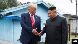 资料照：美国总统特朗普和朝鲜领导人金正恩在板门店会晤握手。（2020年1月11日）