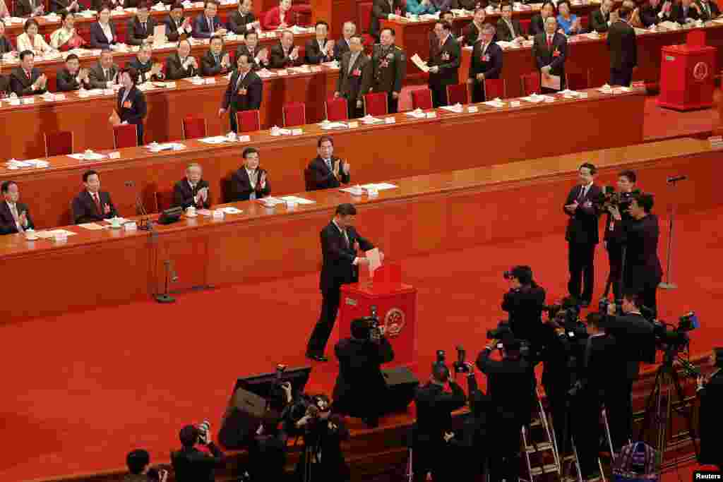中国国家主席习近平2018年3月11日在北京人民大会堂举行的全国人民代表大会第三次全体会议上对宪法修正案投票,杨洁篪、张又侠等人排队准备投票。
