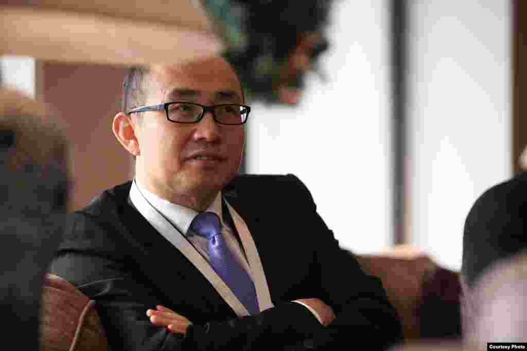 2012年12月,Soho中国公司董事长潘石屹参加美国“驻华大使投资论坛”。潘石屹曾在微博上坚持转发美国大使馆的PM2.5检测数据(美国驻华使馆照片)。2017年5月,潘石屹开了推特账户。有一篇推文说:“我心里坦坦荡荡的,什么时候都不会有畏惧。畏惧的正是那些利用国家机器,践踏正义,到处害人的人。”