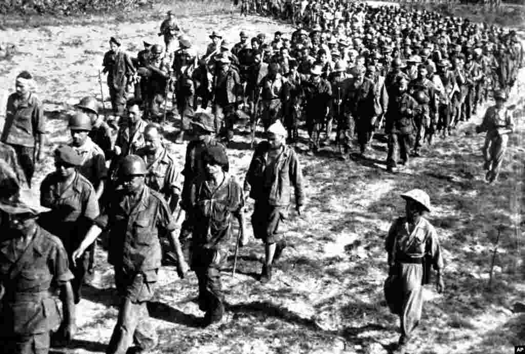 Binh sĩ Pháp tại Điện Biên Phủ đầu hàng vào tháng 5 năm 1954. Thất bại của Pháp đã kết thúc gần một thế kỷ chiếm đóng Đông Dương.