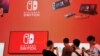 在中国上海举行的中国数字娱乐博览会任天堂Nintendo Switch展位上的参观者。（2019年8月2日）