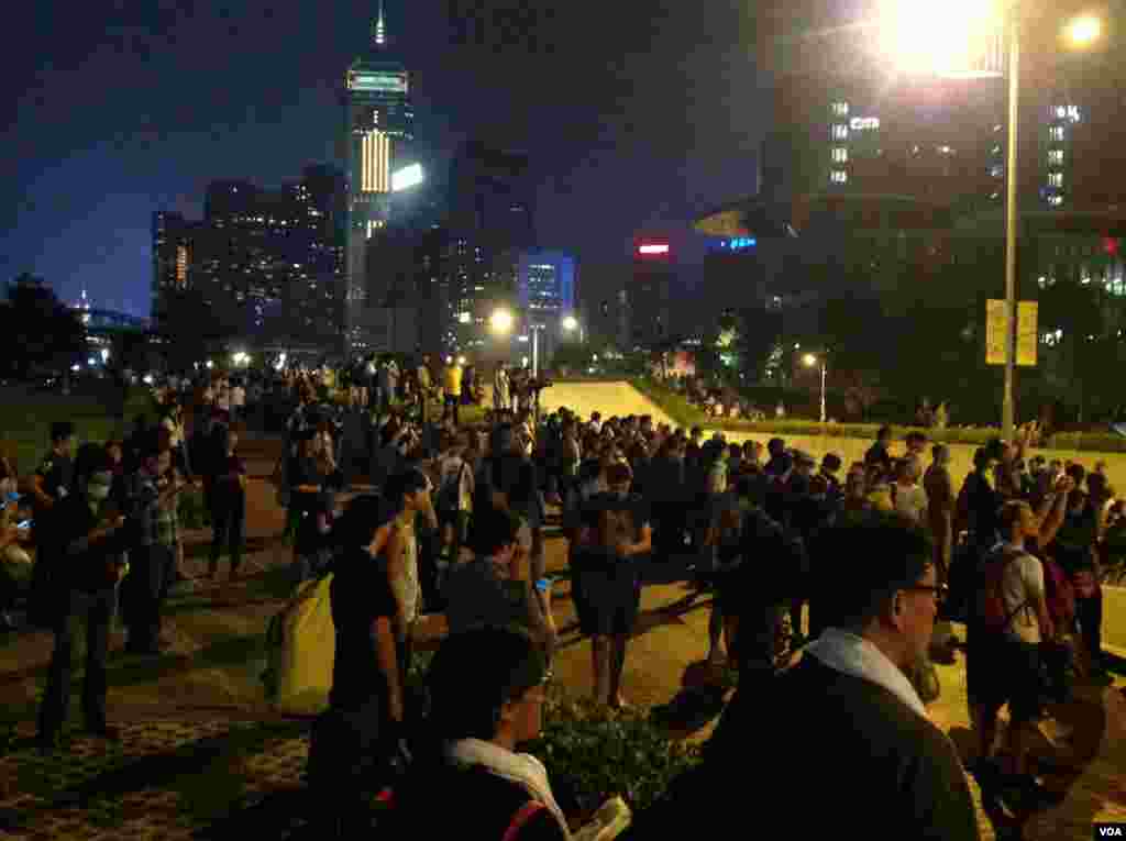 10月14日晚数以百计的香港示威群众和警察对峙，警方驱之不散 (美国之音海彦 拍摄)