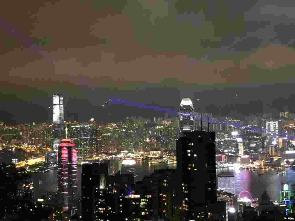 中秋之夜 ,参与”9-13太平山香港之路”人链及”狮子山之路”人链的市民,在维多利亚港两岸以激光互相呼应。 (2019年9月13日)