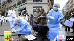 资料照：法国“全体反对死刑”组织在街头模拟从被行刑的中国死刑犯身上摘取器官以抗议中国的死刑制度。（法新社，2008年7月7日） 