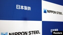资料照片：日本制铁公司在东京总部的标识。(2019年3月18日)