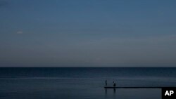 Люди на березі Чорного моря в Одесі, Україна, 23 липня 2023 р. AP Photo/Jae C. Hong