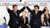 日本首相安倍晋三（右）在东京自民党总部再次当选该党领袖后与前国防部长石破茂举起双手。 （2018年9月20日）