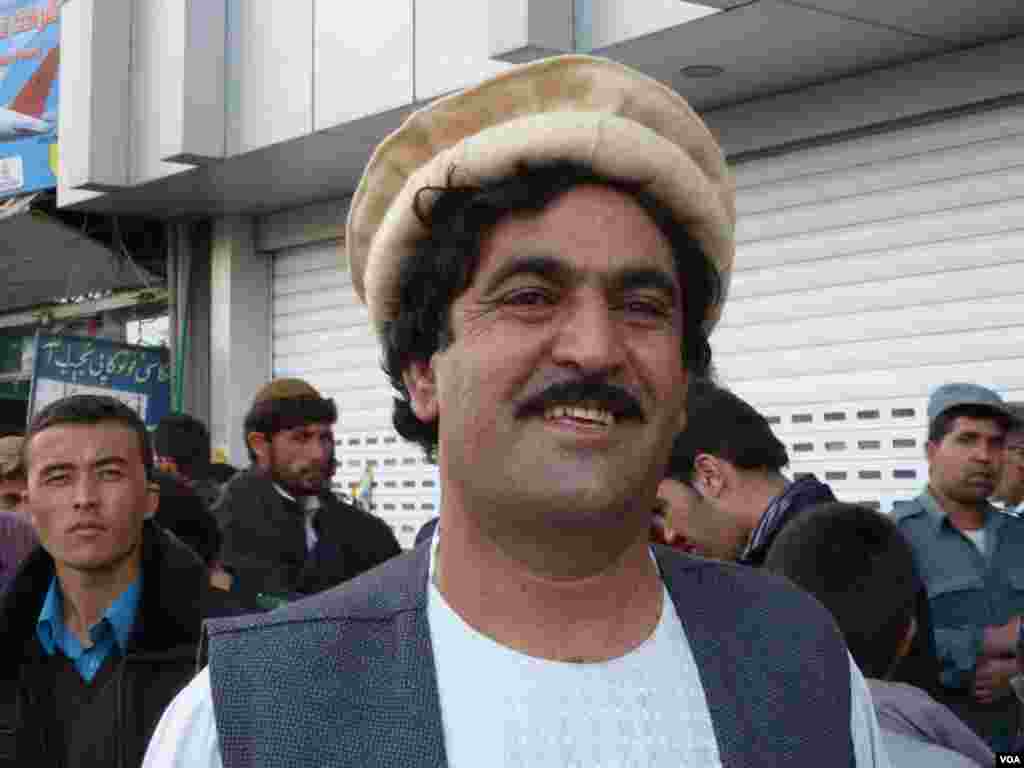 Mohammad Ashraf Kashawaz, ca sĩ tại Kabul, Afghanistan: “Tôi thích Obama, ông ta biết cách phục vụ đất nước, ông ta chẳng những nghĩ đến nước Mỹ mà còn nghĩ đến Afghanistan, muốn hòa bình và thịnh vượng tại Afghanistan. Obama có viễn kiến lớn.” (S. Behn/VOA)
