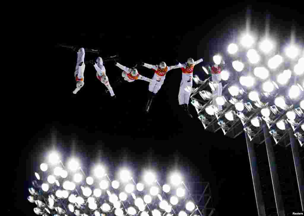 中国选手贾宗洋等人参加平昌冬奥会自由式滑雪男子空中技巧训练(2018年2月18日)。