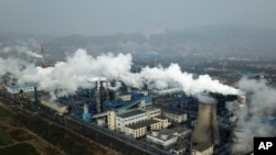中国山西省河津市一个煤炭加工厂的烟囱排放的浓烟。（2019年11月28日）