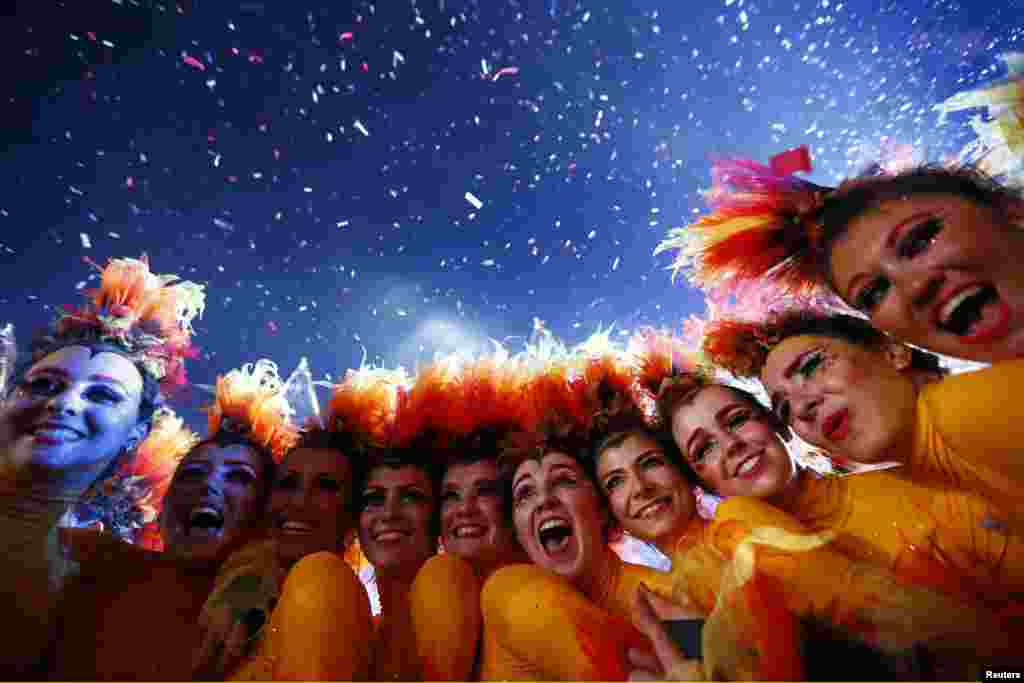 Các diễn viên chụp ảnh sau khi buổi lễ chấm dứt tại Sân vận động Olympic, ngày 12/8/2012.