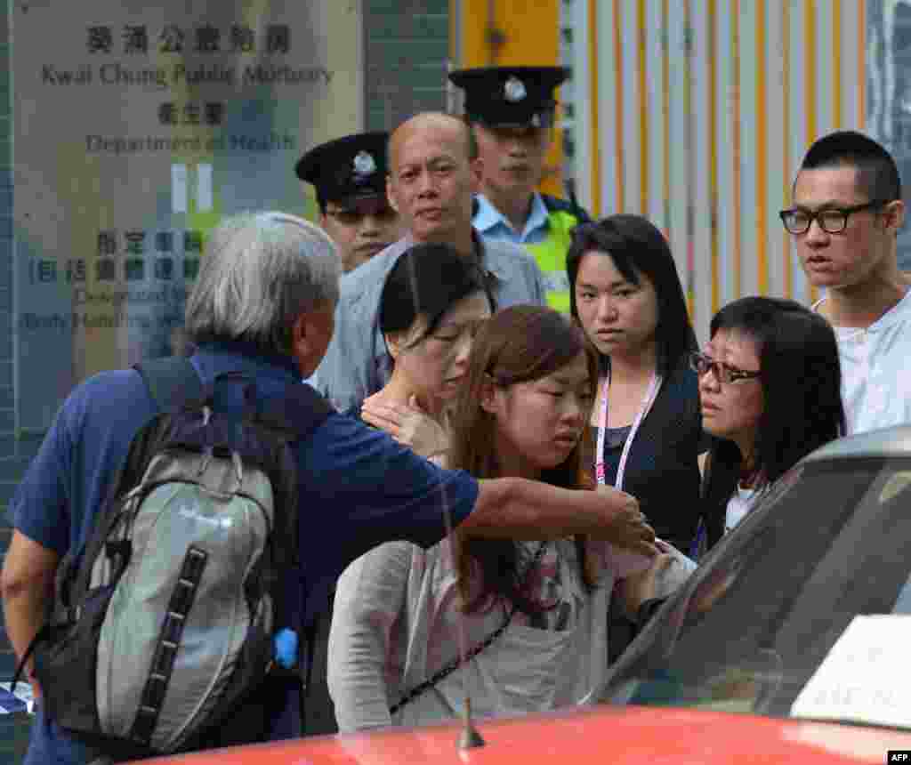 Thân nhân rời khỏi nhà quàn Kwai Chung sau khi xác nhận danh tính nạn nhận trong vụ đâm tàu ở Hong Kong, ngày 2 tháng 10, 2012.