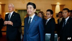 日本首相安倍晋三（中）在波士顿参观肯尼迪图书馆暨博物馆（2015年4月26日）