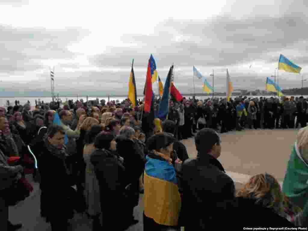 Лісабон. Площа Комерціо Наступний мітинг українська громада вирішила провести під російським посольством у віторок 28 січня, щоб символічно звернутися до російського народу з закликом приєднатися до українців у боротьбі проти тиранії диктаторських режимів.