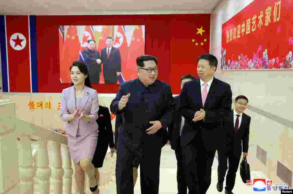 2018年4月15日,朝鲜领导人金正恩及其夫人李雪主和中共中央对外联络部部长宋涛在平壤。日本读卖新闻4月中旬援引多位知情人士的话说,朝鲜官员和宋涛讨论了习近平访朝的议题,朝鲜方面希望习近平早日访问平壤。