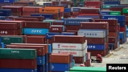 Các công-tai-nơ vận tải đặt tại một hải cảng ở Thượng Hải, Trung Quốc, ngày 10 tháng 7, 2018.