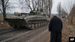 Священик вклоняється бойовикам, Єленівка поблизу Донецька, 26 лютого 2015 р. 