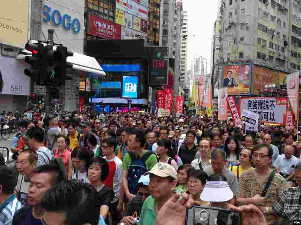 香港泛民多个政党和团体周六声援铜锣湾书店店长林荣基(美国之音海彦拍摄)