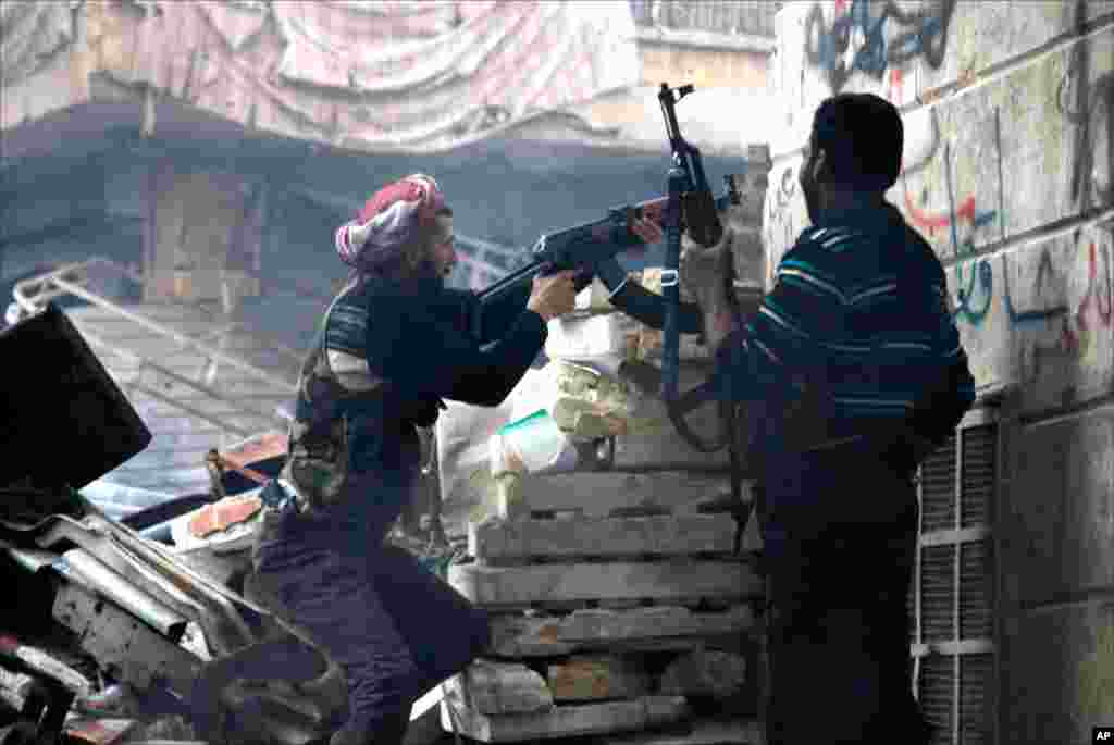 Binh sĩ của quân đội Giải phóng Syria chiến đấu tại thị trấn Salaheddine ở Aleppo, ngày 29/12/2012.
