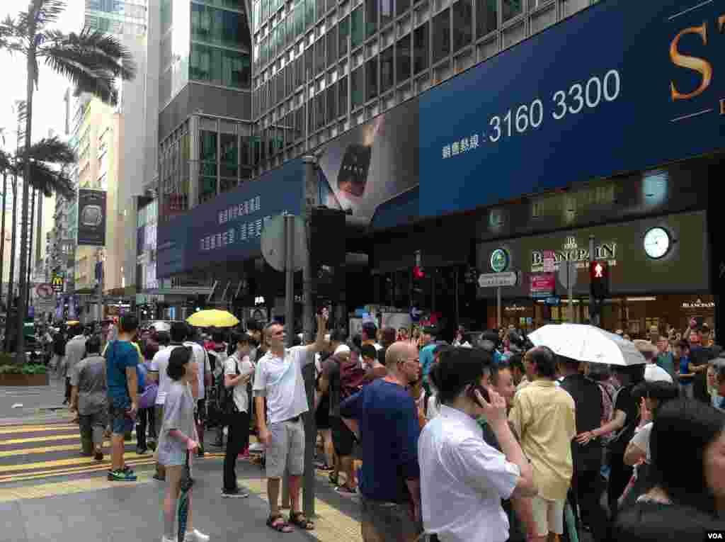 香港泛民多个政党和团体周六声援铜锣湾书店店长林荣基(美国之音海彦拍摄)